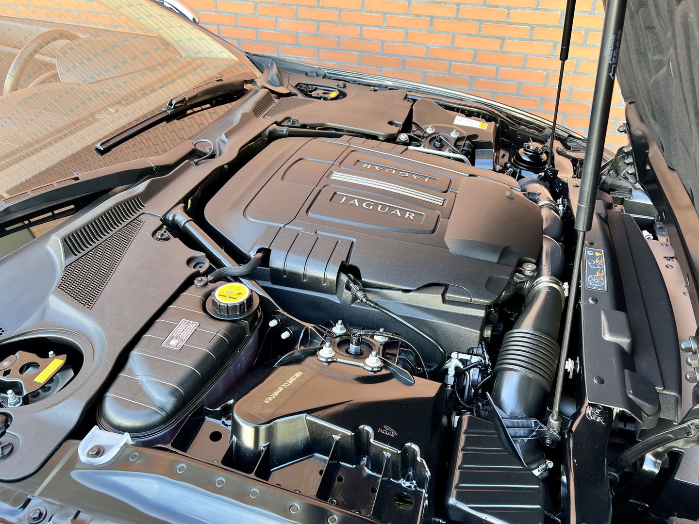 Jaguar XK 5.0 V8 Convertible Portfolio | 385 PK! | Leder | Navigatie | 20" Lichtmetaal | LED | Stuurwiel verwarming | Bluetooth | Camera | Stoelverwarming | Elektrische Memory Stoelen |