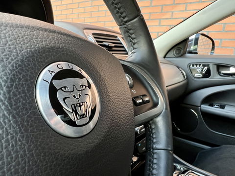 Jaguar XK 5.0 V8 Convertible Portfolio | 385 PK! | Leder | Navigatie | 20" Lichtmetaal | LED | Stuurwiel verwarming | Bluetooth | Camera | Stoelverwarming | Elektrische Memory Stoelen |