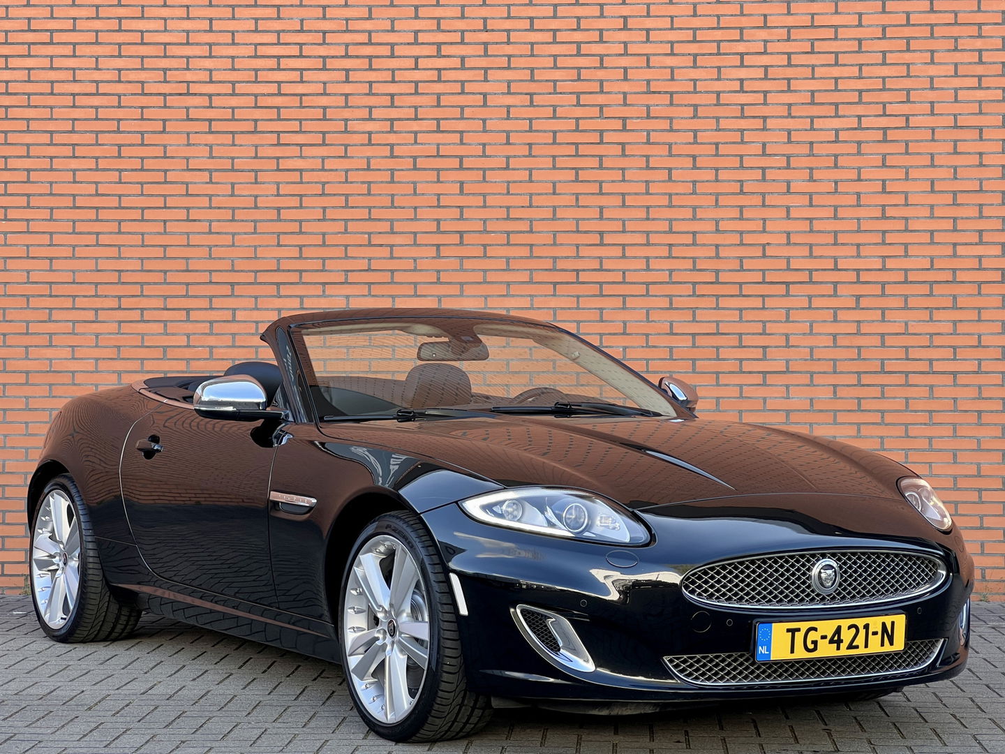 Jaguar XK 5.0 V8 Convertible Portfolio | 385 PK! | Leder | Navigatie | 20" Lichtmetaal | LED | Stuurwiel verwarming | Bluetooth | Camera | Stoelverwarming | Elektrische Memory Stoelen |