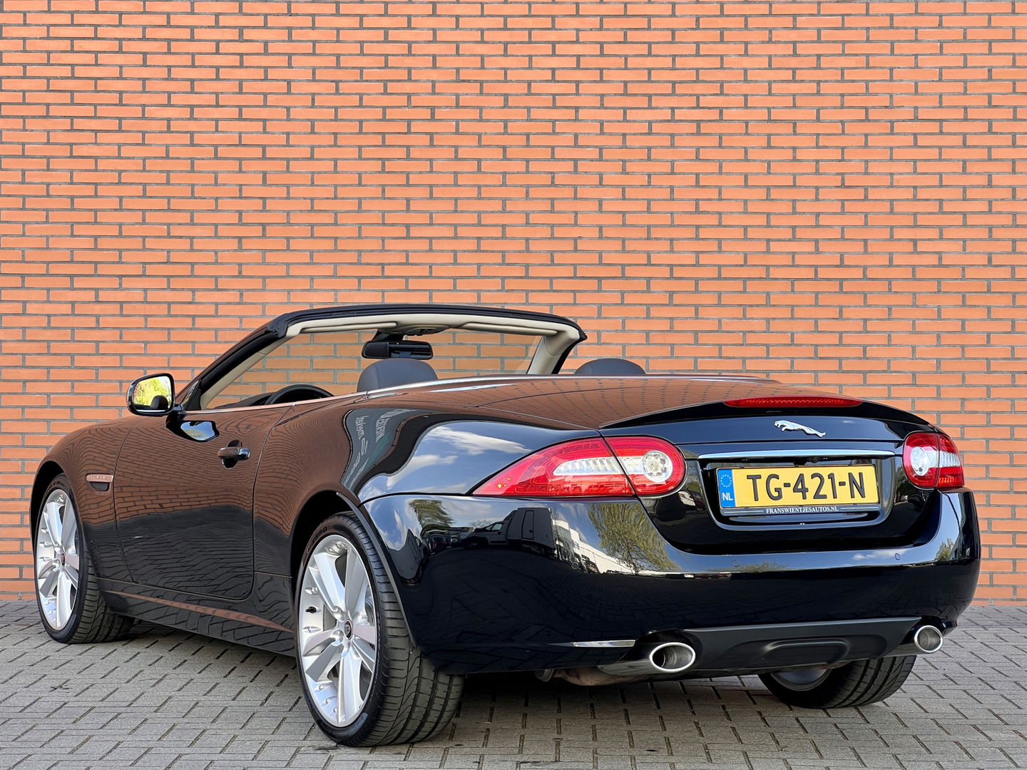 Jaguar XK 5.0 V8 Convertible Portfolio | 385 PK! | Leder | Navigatie | 20" Lichtmetaal | LED | Stuurwiel verwarming | Bluetooth | Camera | Stoelverwarming | Elektrische Memory Stoelen |