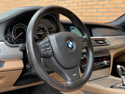 BMW 7 Serie 740d High Executive M-pakket | Head-Up Display | Softclose | Adaptieve cruise control | 19" Lichtmetaal  | Camera | Leder | Navigatie | Elektrisch Stuurwiel | Stuurwielverwarming