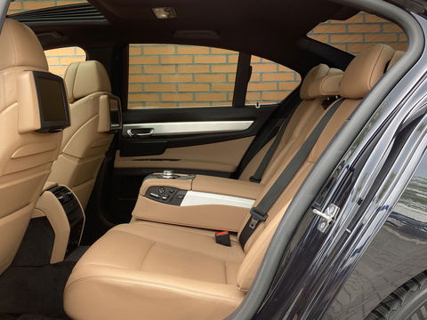 BMW 7 Serie 740d High Executive M-pakket | Head-Up Display | Softclose | Adaptieve cruise control | 19" Lichtmetaal  | Camera | Leder | Navigatie | Elektrisch Stuurwiel | Stuurwielverwarming