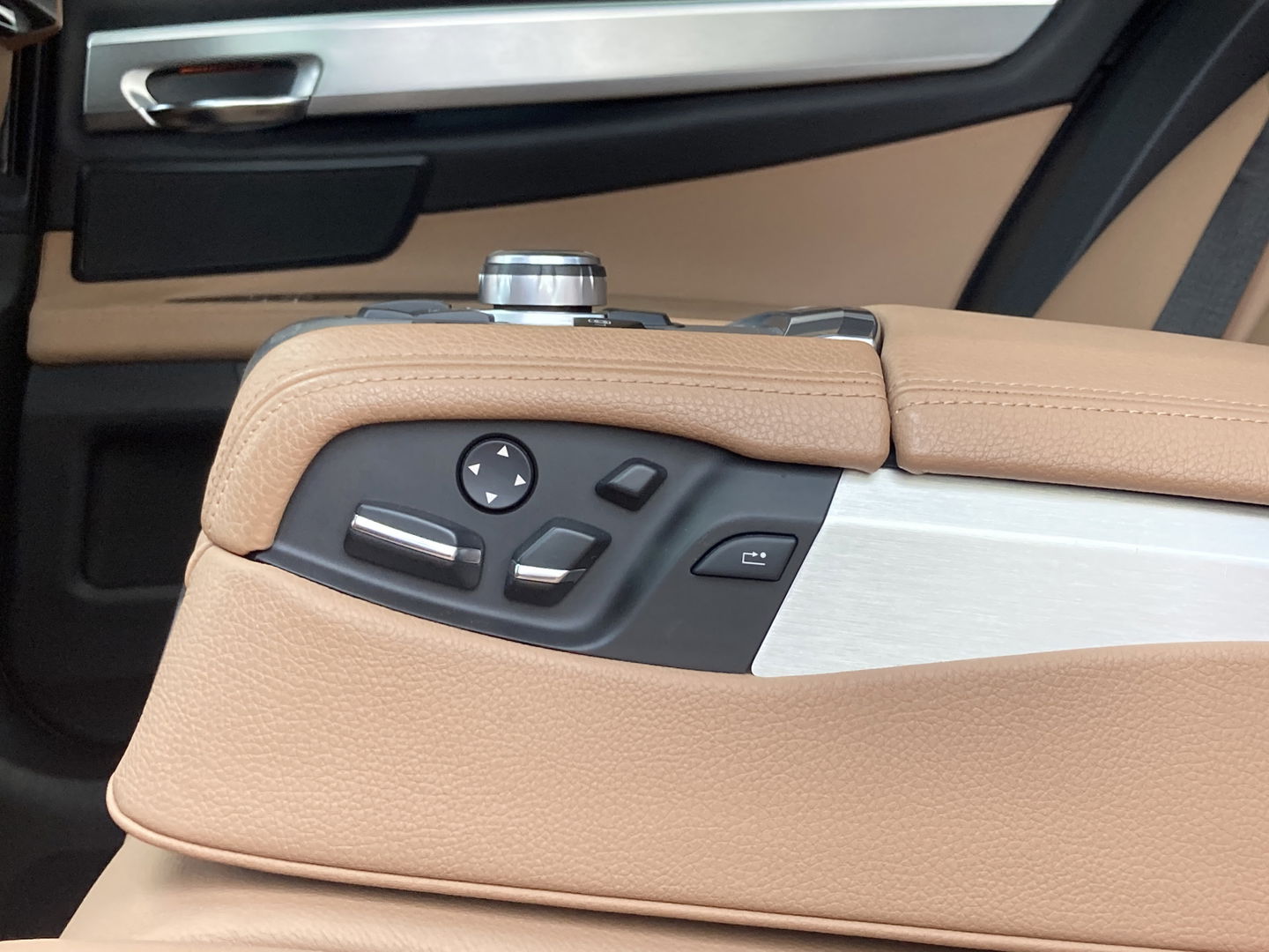 BMW 7 Serie 740d High Executive M-pakket | Head-Up Display | Softclose | Adaptieve cruise control | 19" Lichtmetaal  | Camera | Leder | Navigatie | Elektrisch Stuurwiel | Stuurwielverwarming