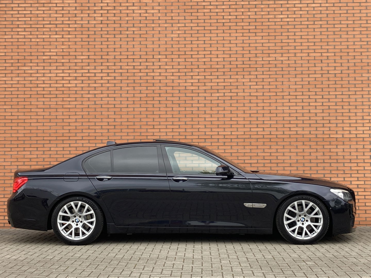 BMW 7 Serie 740d High Executive M-pakket | Head-Up Display | Softclose | Adaptieve cruise control | 19" Lichtmetaal  | Camera | Leder | Navigatie | Elektrisch Stuurwiel | Stuurwielverwarming