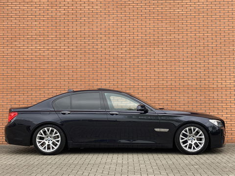 BMW 7 Serie 740d High Executive M-pakket | Head-Up Display | Softclose | Adaptieve cruise control | 19" Lichtmetaal  | Camera | Leder | Navigatie | Elektrisch Stuurwiel | Stuurwielverwarming
