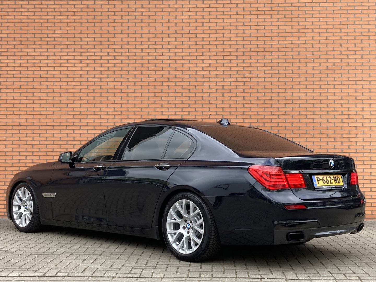 BMW 7 Serie 740d High Executive M-pakket | Head-Up Display | Softclose | Adaptieve cruise control | 19" Lichtmetaal  | Camera | Leder | Navigatie | Elektrisch Stuurwiel | Stuurwielverwarming