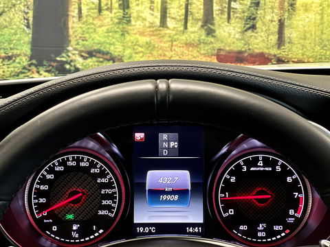 Mercedes-Benz C-Klasse AMG 63 | 19" Lichtmetaal | Camera | LED | Leder | Cruise Control | Airconditioning | Parkeersensoren | Bluetooth | Elektrische Stoelen |