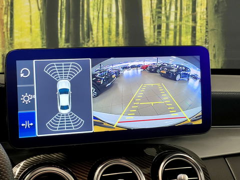 Mercedes-Benz C-Klasse AMG 63 | 19" Lichtmetaal | Camera | LED | Leder | Cruise Control | Airconditioning | Parkeersensoren | Bluetooth | Elektrische Stoelen |