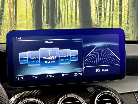 Mercedes-Benz C-Klasse AMG 63 | 19" Lichtmetaal | Camera | LED | Leder | Cruise Control | Airconditioning | Parkeersensoren | Bluetooth | Elektrische Stoelen |