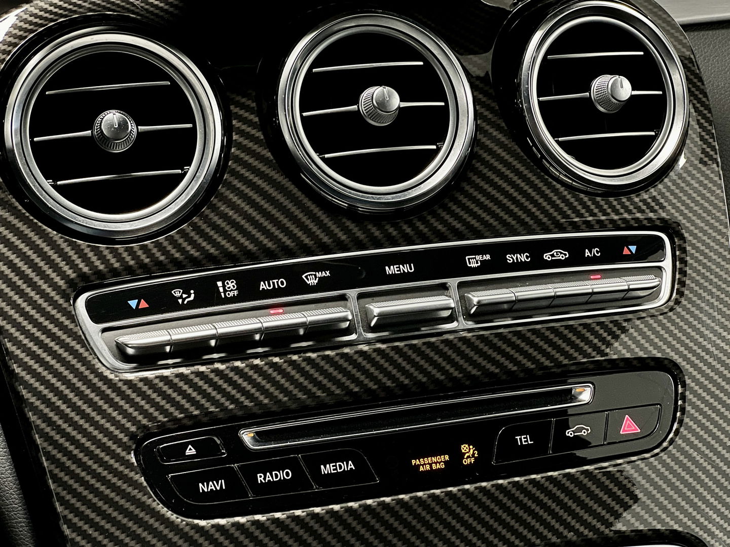 Mercedes-Benz C-Klasse AMG 63 | 19" Lichtmetaal | Camera | LED | Leder | Cruise Control | Airconditioning | Parkeersensoren | Bluetooth | Elektrische Stoelen |