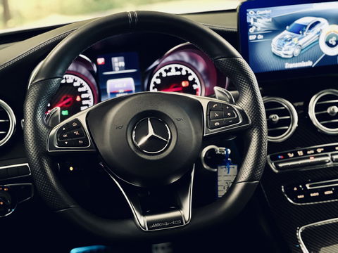 Mercedes-Benz C-Klasse AMG 63 | 19" Lichtmetaal | Camera | LED | Leder | Cruise Control | Airconditioning | Parkeersensoren | Bluetooth | Elektrische Stoelen |