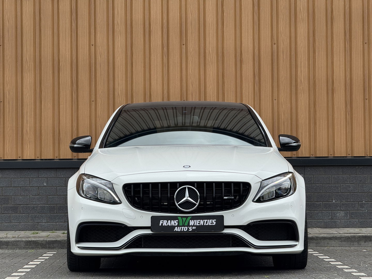 Mercedes-Benz C-Klasse AMG 63 | 19" Lichtmetaal | Camera | LED | Leder | Cruise Control | Airconditioning | Parkeersensoren | Bluetooth | Elektrische Stoelen |