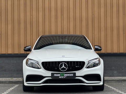 Mercedes-Benz C-Klasse AMG 63 | 19" Lichtmetaal | Camera | LED | Leder | Cruise Control | Airconditioning | Parkeersensoren | Bluetooth | Elektrische Stoelen |