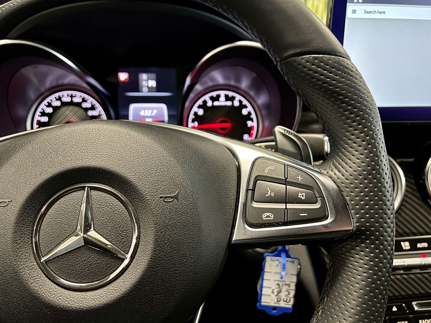 Mercedes-Benz C-Klasse AMG 63 | 19" Lichtmetaal | Camera | LED | Leder | Cruise Control | Airconditioning | Parkeersensoren | Bluetooth | Elektrische Stoelen |