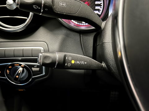 Mercedes-Benz C-Klasse AMG 63 | 19" Lichtmetaal | Camera | LED | Leder | Cruise Control | Airconditioning | Parkeersensoren | Bluetooth | Elektrische Stoelen |