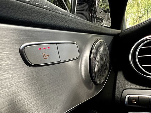 Mercedes-Benz C-Klasse AMG 63 | 19" Lichtmetaal | Camera | LED | Leder | Cruise Control | Airconditioning | Parkeersensoren | Bluetooth | Elektrische Stoelen |