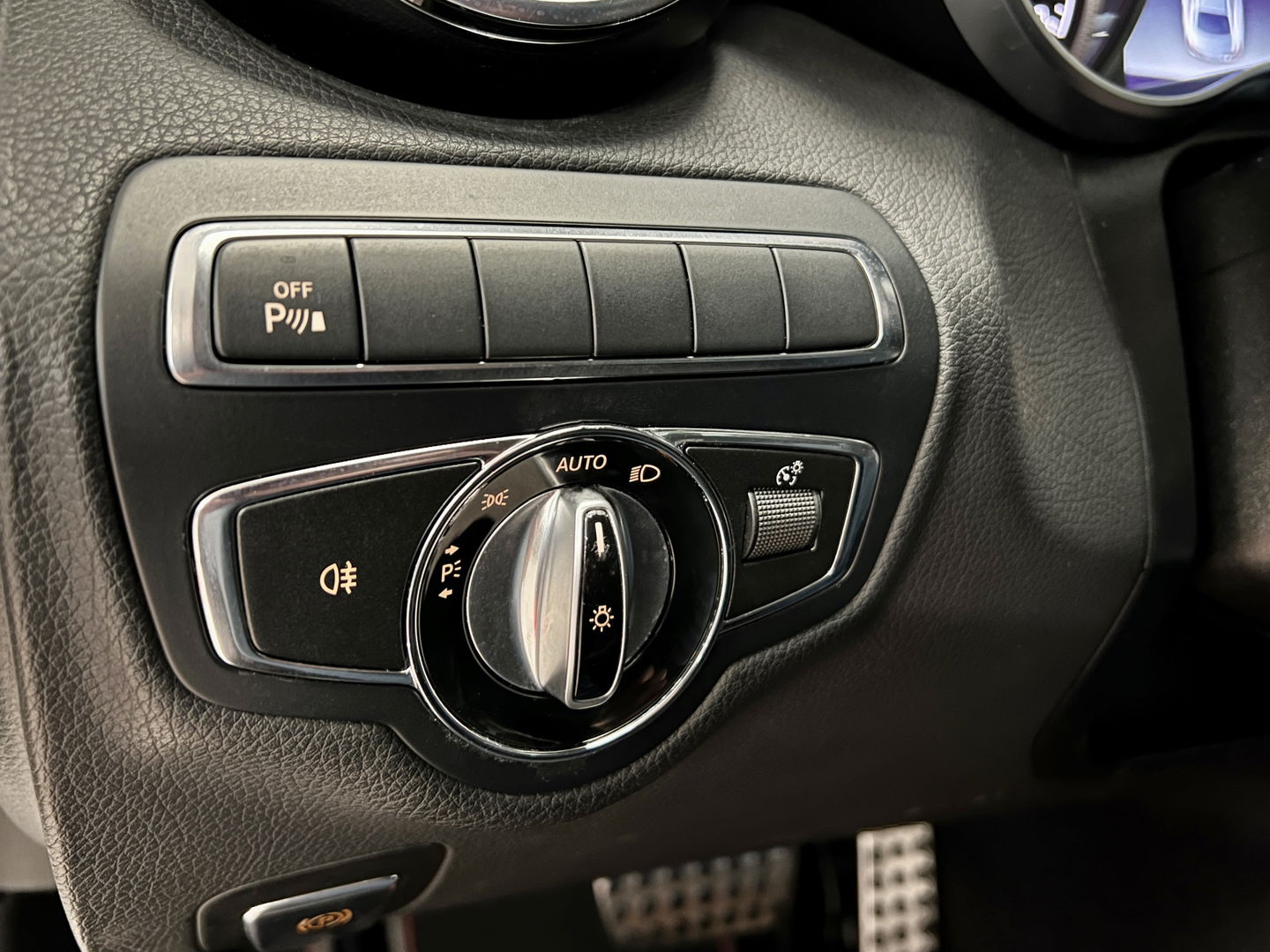 Mercedes-Benz C-Klasse AMG 63 | 19" Lichtmetaal | Camera | LED | Leder | Cruise Control | Airconditioning | Parkeersensoren | Bluetooth | Elektrische Stoelen |