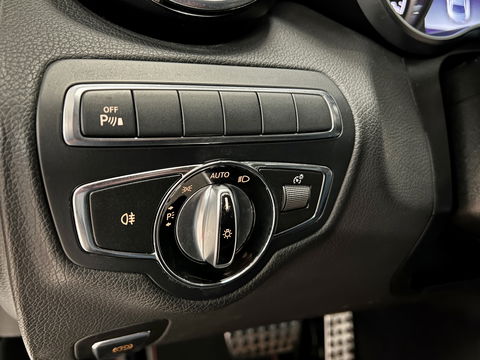 Mercedes-Benz C-Klasse AMG 63 | 19" Lichtmetaal | Camera | LED | Leder | Cruise Control | Airconditioning | Parkeersensoren | Bluetooth | Elektrische Stoelen |