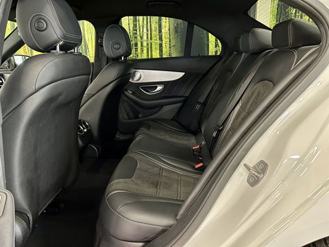 Mercedes-Benz C-Klasse AMG 63 | 19" Lichtmetaal | Camera | LED | Leder | Cruise Control | Airconditioning | Parkeersensoren | Bluetooth | Elektrische Stoelen |