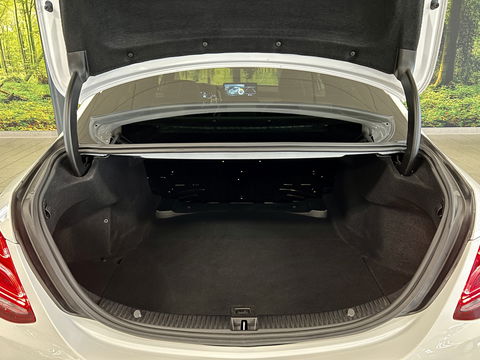Mercedes-Benz C-Klasse AMG 63 | 19" Lichtmetaal | Camera | LED | Leder | Cruise Control | Airconditioning | Parkeersensoren | Bluetooth | Elektrische Stoelen |