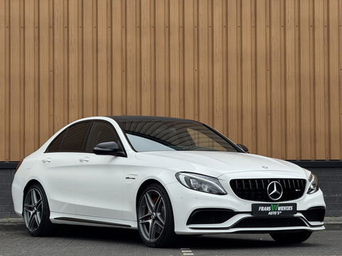 Mercedes-Benz C-Klasse AMG 63 | 19" Lichtmetaal | Camera | LED | Leder | Cruise Control | Airconditioning | Parkeersensoren | Bluetooth | Elektrische Stoelen |