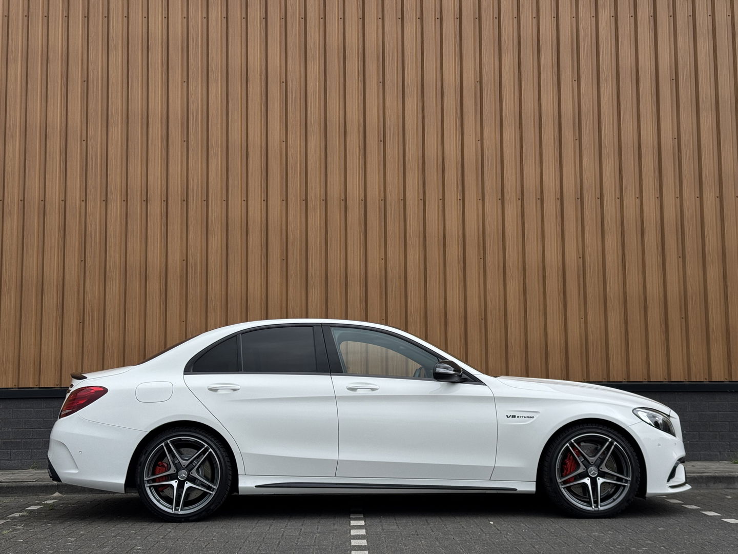 Mercedes-Benz C-Klasse AMG 63 | 19" Lichtmetaal | Camera | LED | Leder | Cruise Control | Airconditioning | Parkeersensoren | Bluetooth | Elektrische Stoelen |