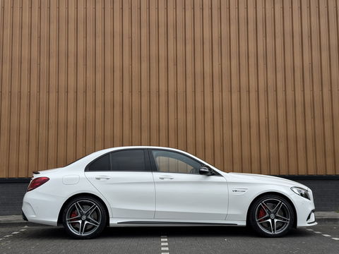 Mercedes-Benz C-Klasse AMG 63 | 19" Lichtmetaal | Camera | LED | Leder | Cruise Control | Airconditioning | Parkeersensoren | Bluetooth | Elektrische Stoelen |