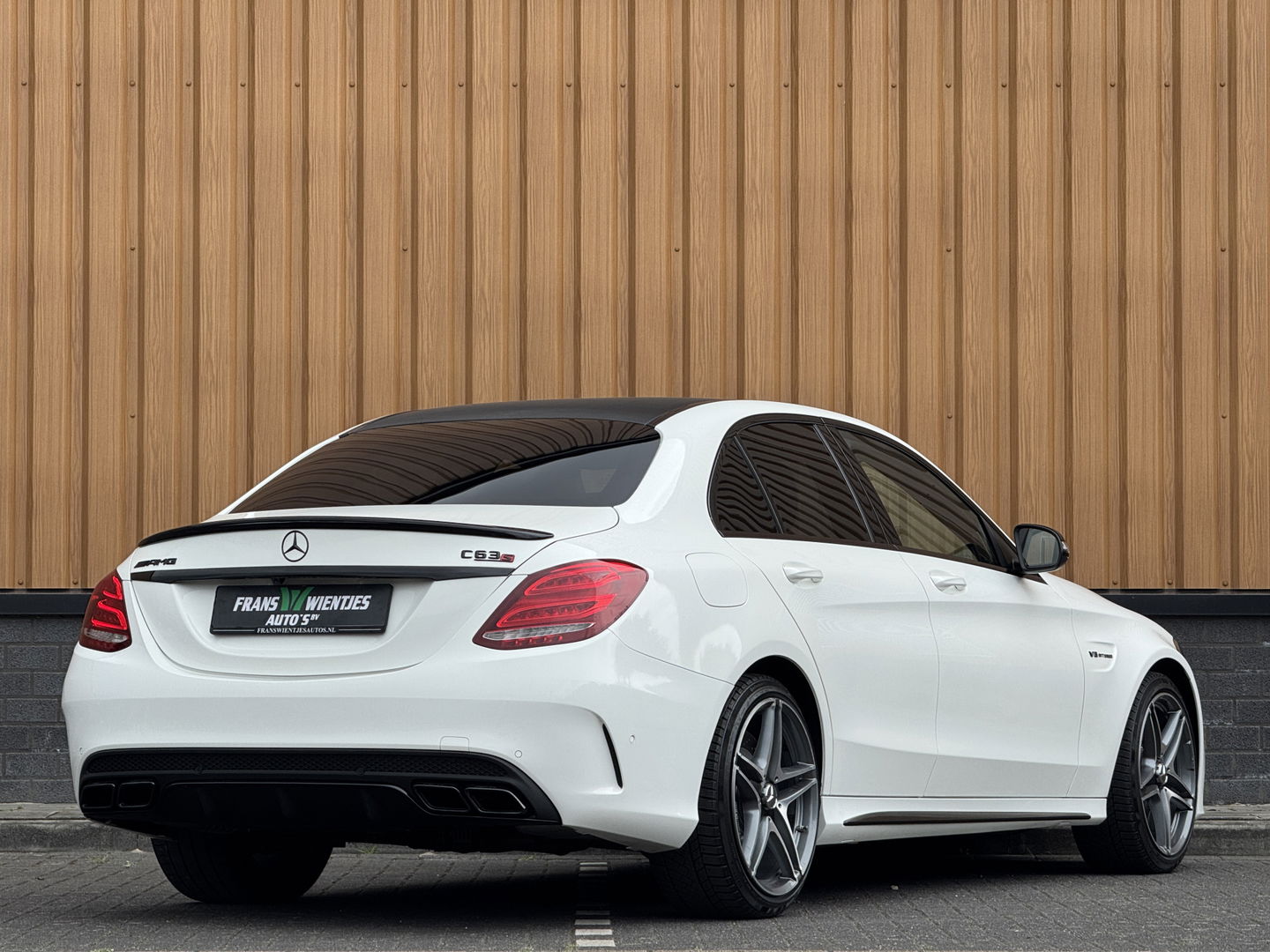 Mercedes-Benz C-Klasse AMG 63 | 19" Lichtmetaal | Camera | LED | Leder | Cruise Control | Airconditioning | Parkeersensoren | Bluetooth | Elektrische Stoelen |