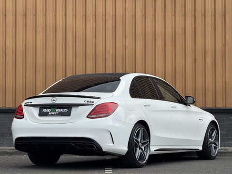 Mercedes-Benz C-Klasse AMG 63 | 19" Lichtmetaal | Camera | LED | Leder | Cruise Control | Airconditioning | Parkeersensoren | Bluetooth | Elektrische Stoelen |