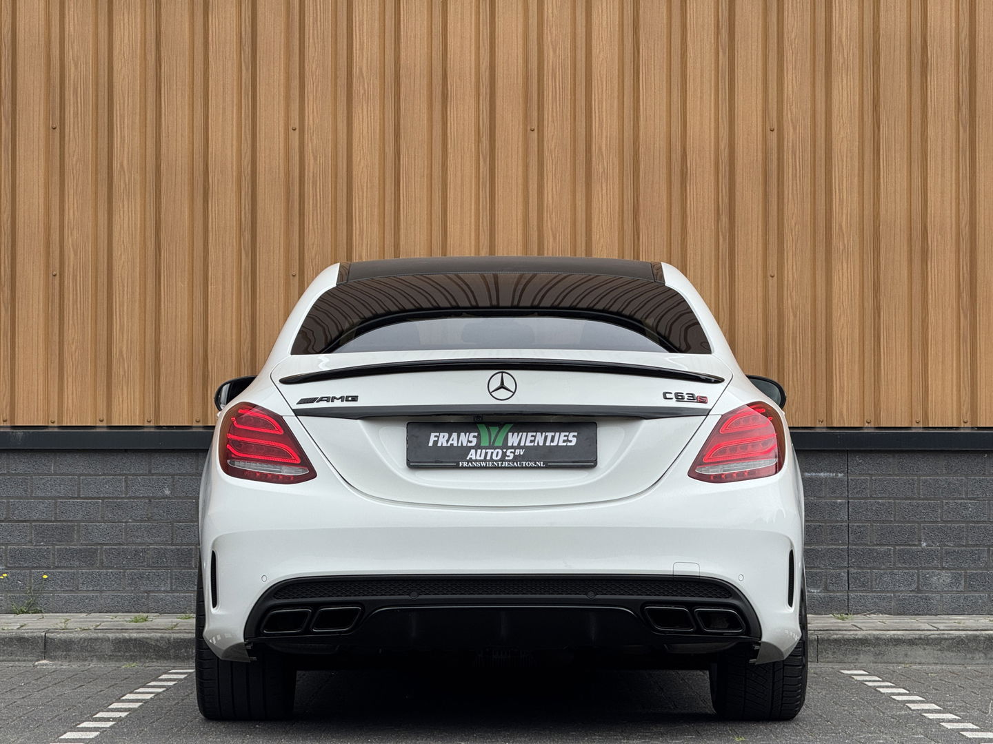 Mercedes-Benz C-Klasse AMG 63 | 19" Lichtmetaal | Camera | LED | Leder | Cruise Control | Airconditioning | Parkeersensoren | Bluetooth | Elektrische Stoelen |