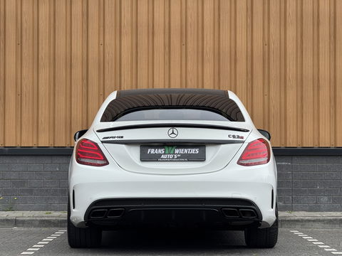 Mercedes-Benz C-Klasse AMG 63 | 19" Lichtmetaal | Camera | LED | Leder | Cruise Control | Airconditioning | Parkeersensoren | Bluetooth | Elektrische Stoelen |
