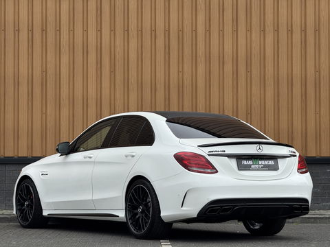 Mercedes-Benz C-Klasse AMG 63 | 19" Lichtmetaal | Camera | LED | Leder | Cruise Control | Airconditioning | Parkeersensoren | Bluetooth | Elektrische Stoelen |