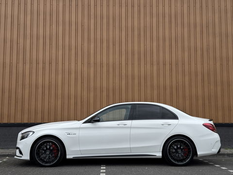 Mercedes-Benz C-Klasse AMG 63 | 19" Lichtmetaal | Camera | LED | Leder | Cruise Control | Airconditioning | Parkeersensoren | Bluetooth | Elektrische Stoelen |