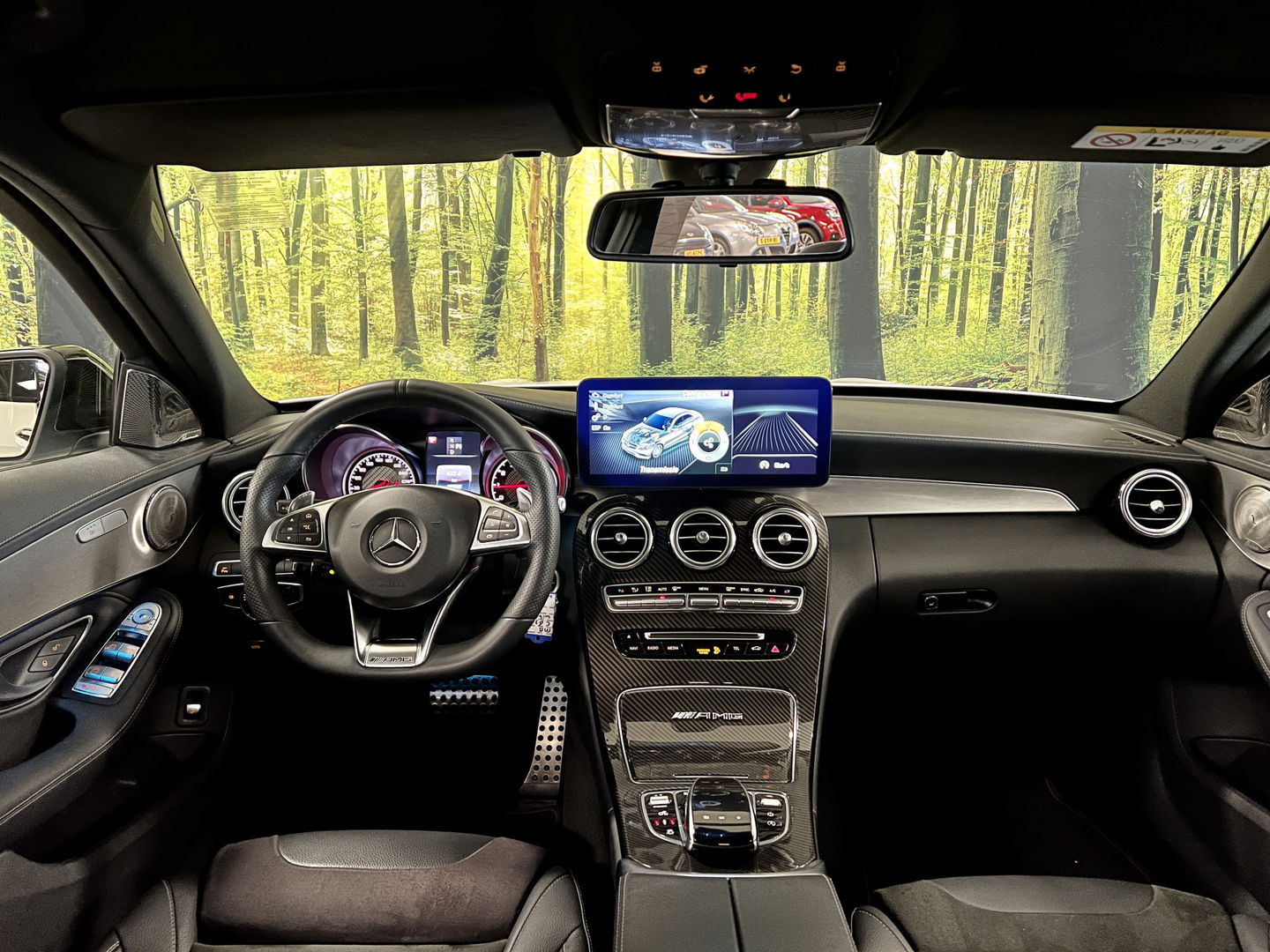 Mercedes-Benz C-Klasse AMG 63 | 19" Lichtmetaal | Camera | LED | Leder | Cruise Control | Airconditioning | Parkeersensoren | Bluetooth | Elektrische Stoelen |