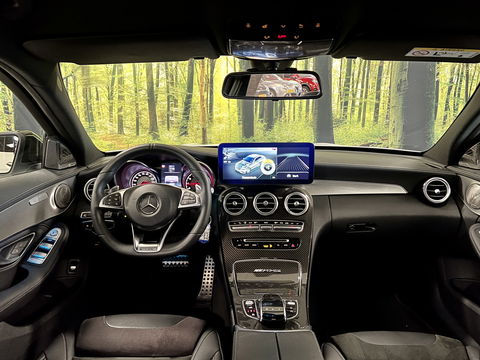 Mercedes-Benz C-Klasse AMG 63 | 19" Lichtmetaal | Camera | LED | Leder | Cruise Control | Airconditioning | Parkeersensoren | Bluetooth | Elektrische Stoelen |