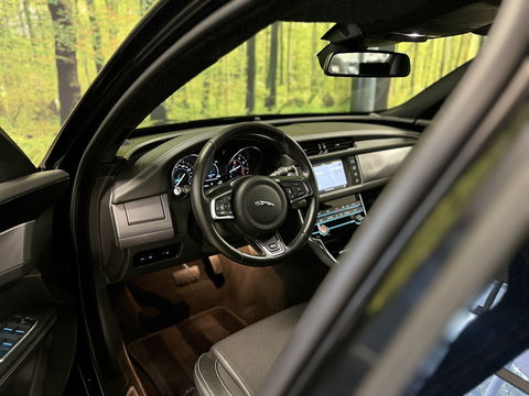 Jaguar XF 2.0 Prestige | Cruise Control | Achteruitrijcamera | Stoelverwarming | Parkeersensoren | Elektrische Stoelen |