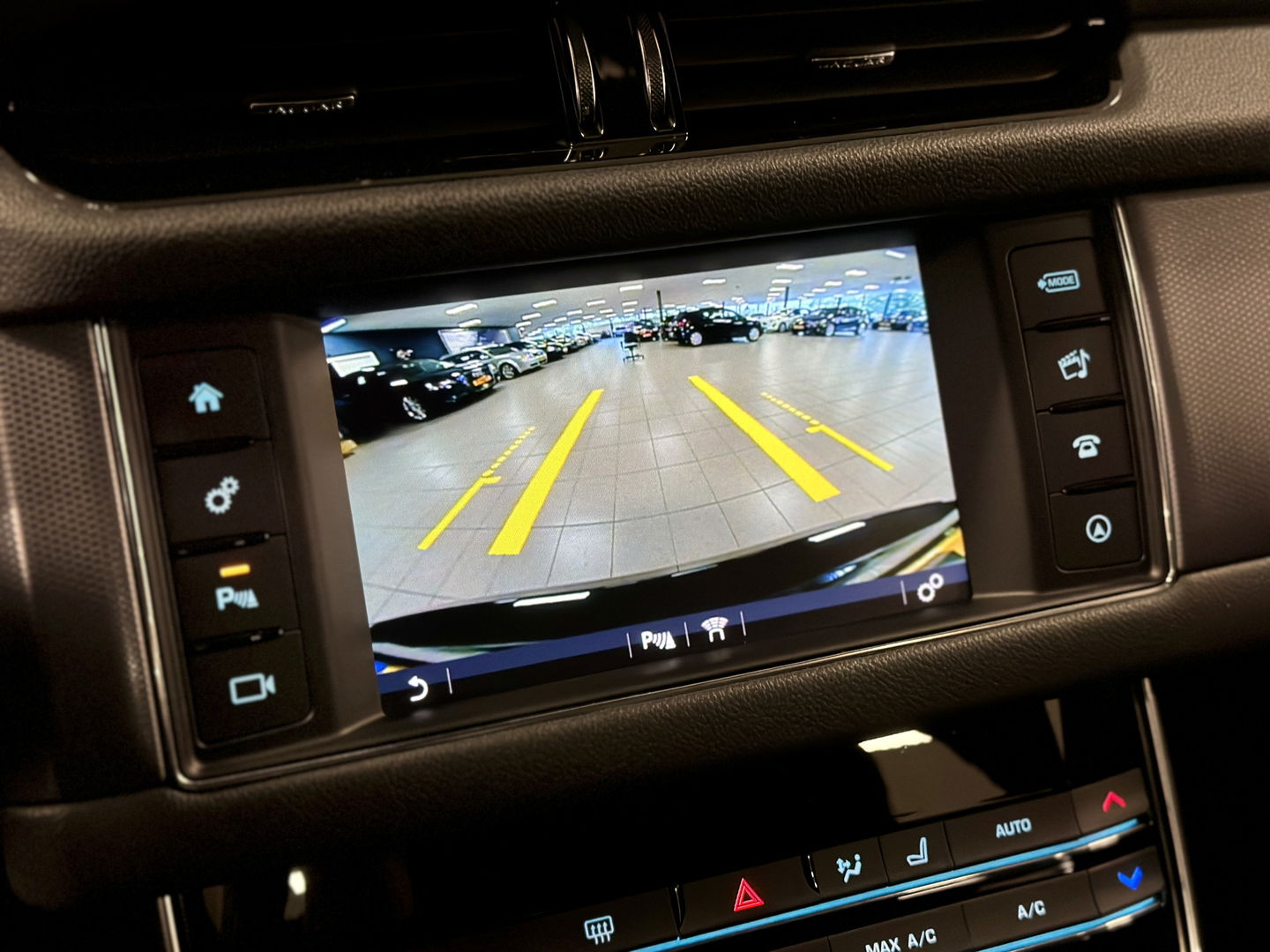 Jaguar XF 2.0 Prestige | Cruise Control | Achteruitrijcamera | Stoelverwarming | Parkeersensoren | Elektrische Stoelen |