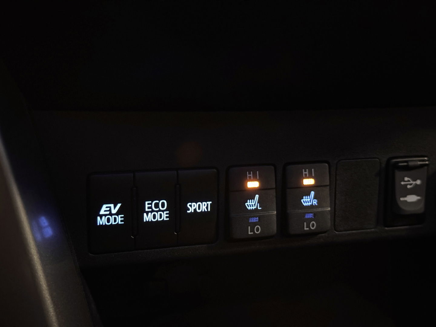 Toyota RAV4 2.5 Hybrid Executive Business | Elektrische Bestuurdersstoel | Cruise Control | Achteruitrijcamera | Parkeersensoren | Keyless | Elektrische Achterklep | Bluetooth | Navigatie |