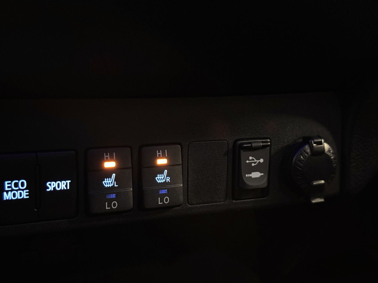 Toyota RAV4 2.5 Hybrid Executive Business | Elektrische Bestuurdersstoel | Cruise Control | Achteruitrijcamera | Parkeersensoren | Keyless | Elektrische Achterklep | Bluetooth | Navigatie |