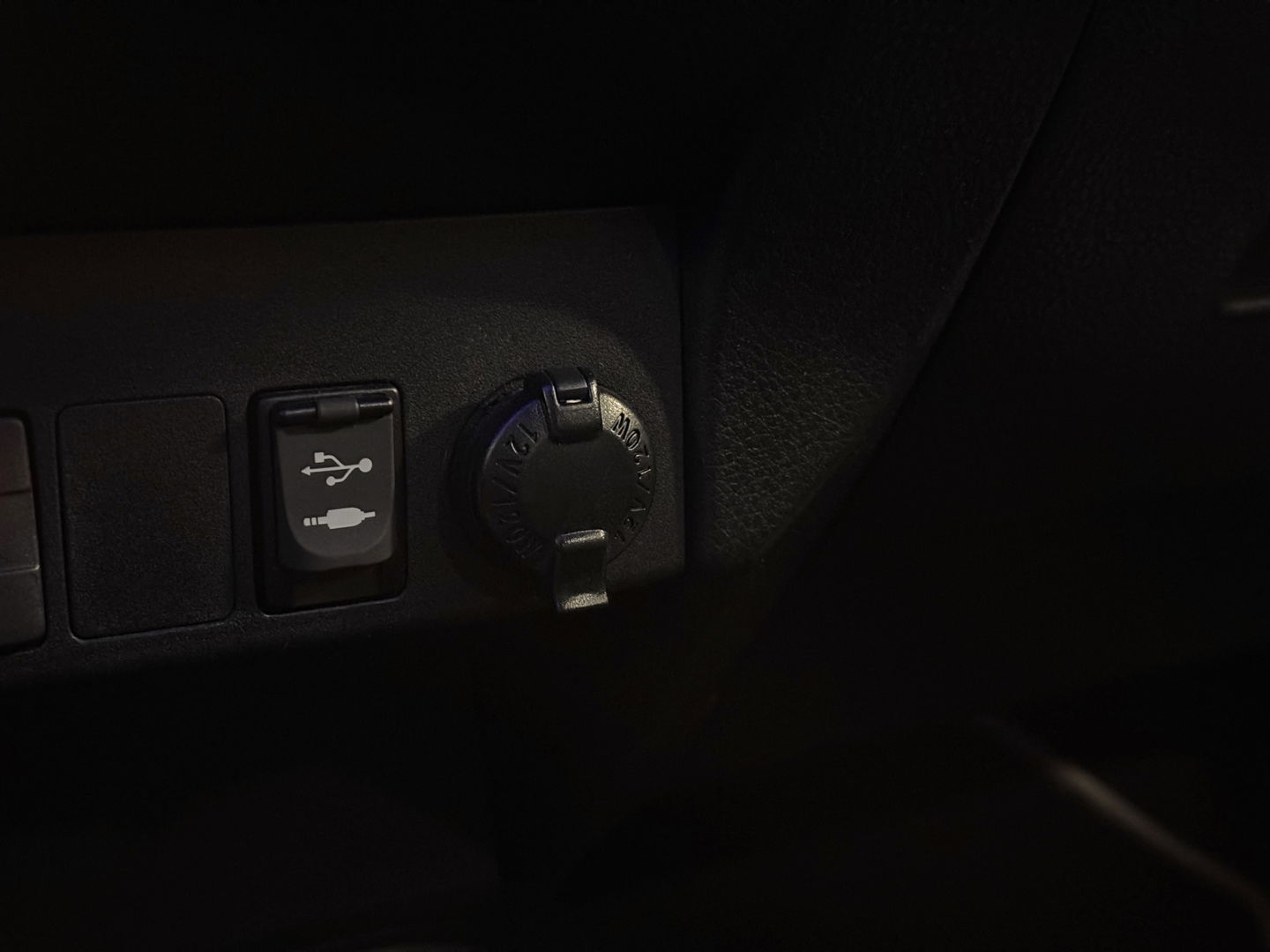 Toyota RAV4 2.5 Hybrid Executive Business | Elektrische Bestuurdersstoel | Cruise Control | Achteruitrijcamera | Parkeersensoren | Keyless | Elektrische Achterklep | Bluetooth | Navigatie |