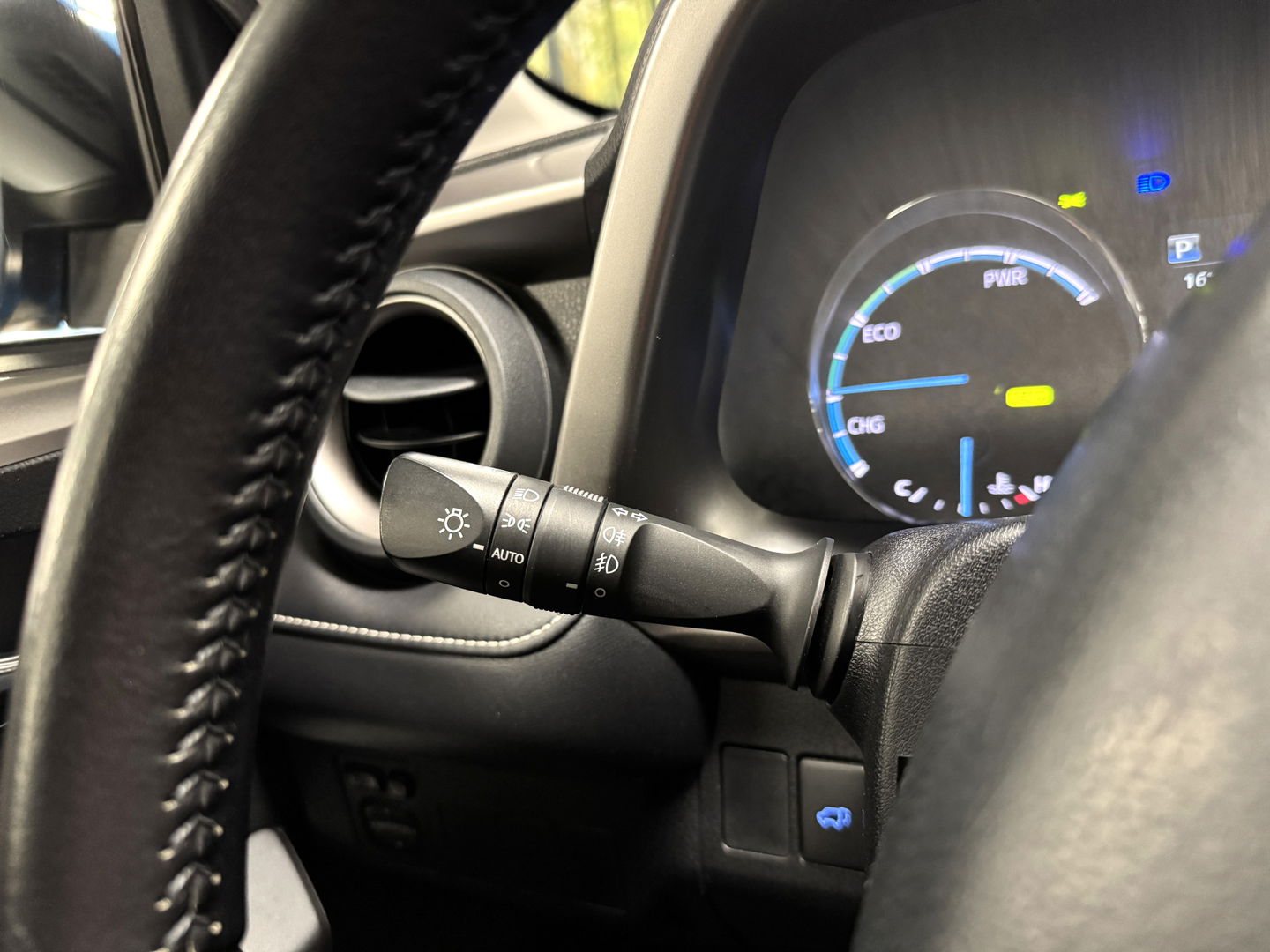 Toyota RAV4 2.5 Hybrid Executive Business | Elektrische Bestuurdersstoel | Cruise Control | Achteruitrijcamera | Parkeersensoren | Keyless | Elektrische Achterklep | Bluetooth | Navigatie |