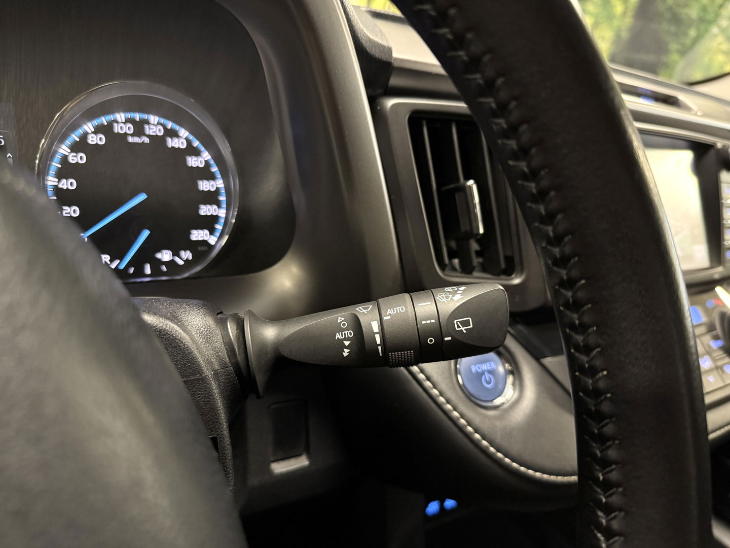Toyota RAV4 2.5 Hybrid Executive Business | Elektrische Bestuurdersstoel | Cruise Control | Achteruitrijcamera | Parkeersensoren | Keyless | Elektrische Achterklep | Bluetooth | Navigatie |