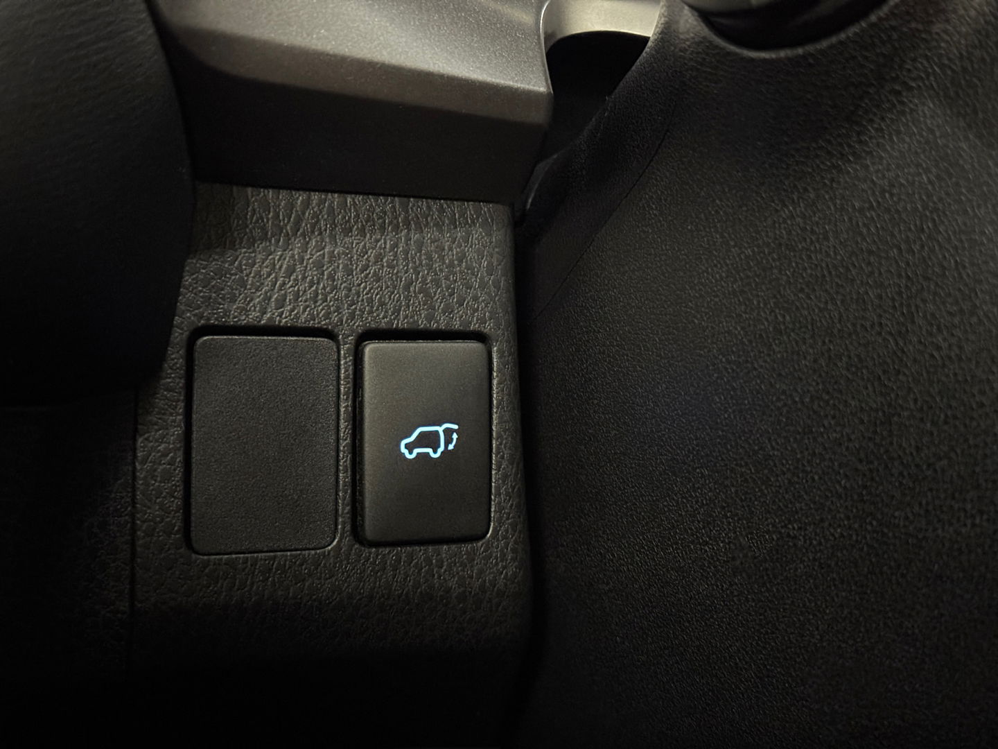 Toyota RAV4 2.5 Hybrid Executive Business | Elektrische Bestuurdersstoel | Cruise Control | Achteruitrijcamera | Parkeersensoren | Keyless | Elektrische Achterklep | Bluetooth | Navigatie |