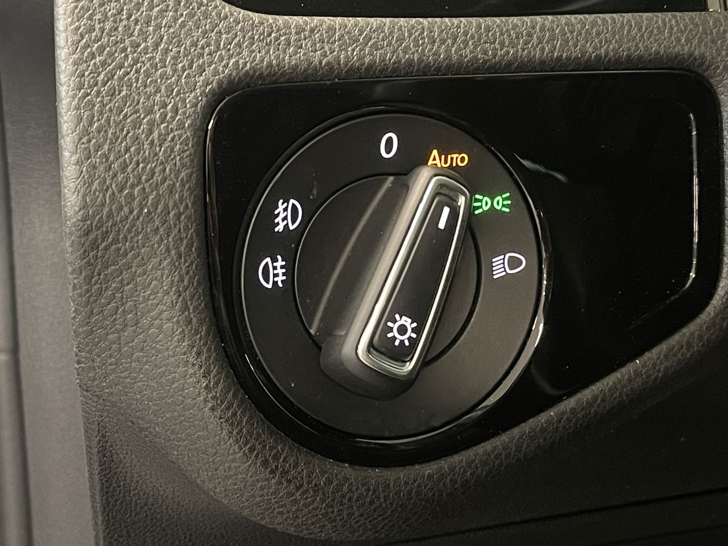 Volkswagen GOLF Variant 1.5 TSI Highline Business | Automaat! | Massagestoel | Apple Carplay | Android Auto | Navigatie | Stoelverwarming | Led | Adaptieve Cruise Control | Isofix | Parkeersensoren |