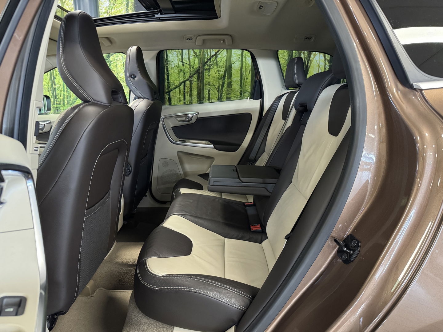Volvo XC60 3.0 T6 AWD Summum | 305 PK! | 6 Cilinder | Panoramadak | Leder | Xenon | Navigatie | Elektrische Achterklep | Parkeersensoren | Cruise Control | Isofix | 18" Lichtmetaal |