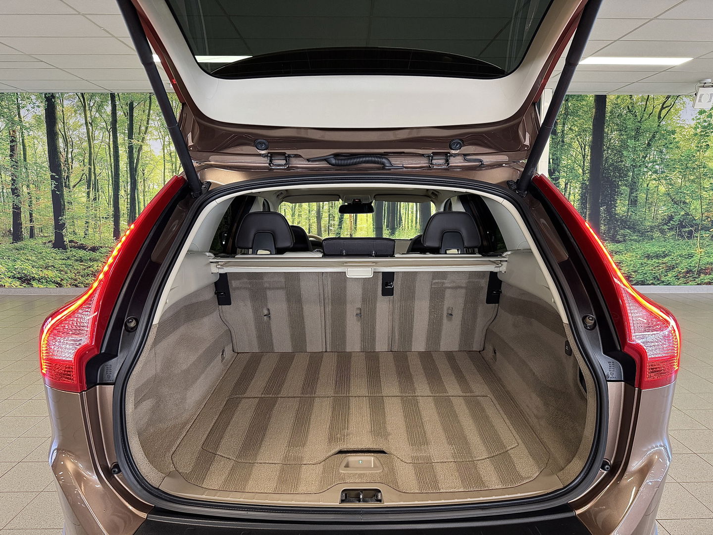 Volvo XC60 3.0 T6 AWD Summum | 305 PK! | 6 Cilinder | Panoramadak | Leder | Xenon | Navigatie | Elektrische Achterklep | Parkeersensoren | Cruise Control | Isofix | 18" Lichtmetaal |