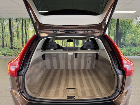 Volvo XC60 3.0 T6 AWD Summum | 305 PK! | 6 Cilinder | Panoramadak | Leder | Xenon | Navigatie | Elektrische Achterklep | Parkeersensoren | Cruise Control | Isofix | 18" Lichtmetaal |