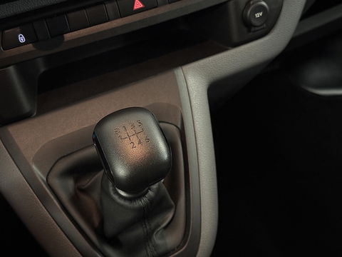Peugeot Expert 231L 2.0 BlueHDI 120 DC Premium | 5 Persoons | Navigatie | Trekhaak | Apple Carplay | Android Auto | Cruise Control | Parkeersensoren Achter |