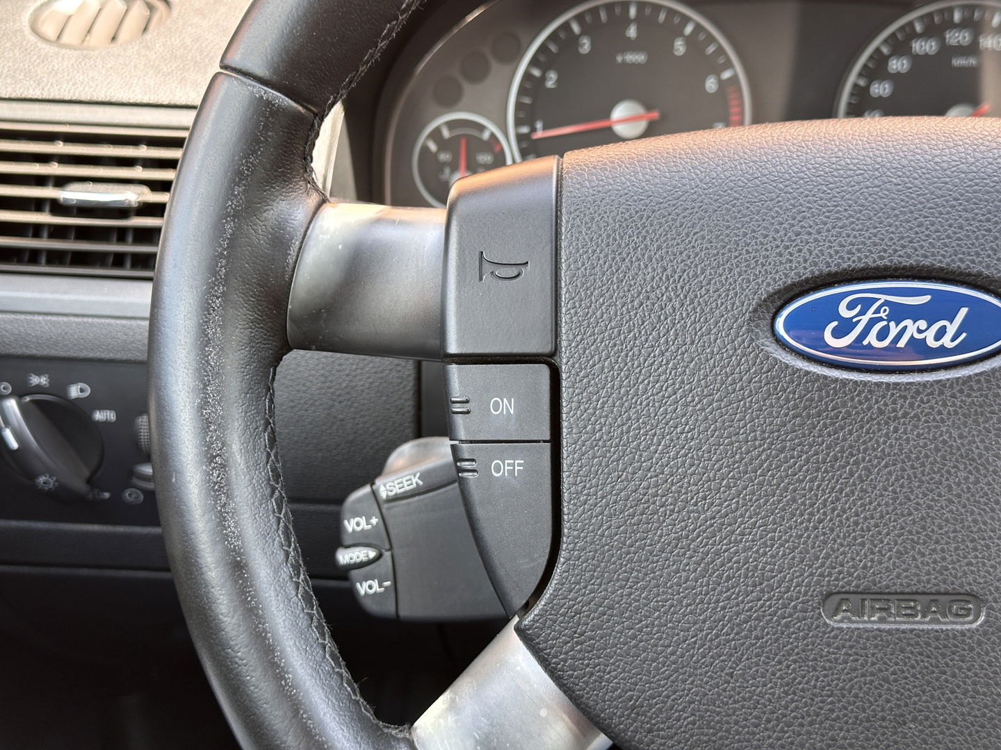 Ford Mondeo 1.8-16V Platinum | Handel/Export | Afneembare Trekhaak | Cruise Control | Parkeersensoren Achter | Stoelverwarming | Voorruit Verwarming | Lichtmetaal 16" |