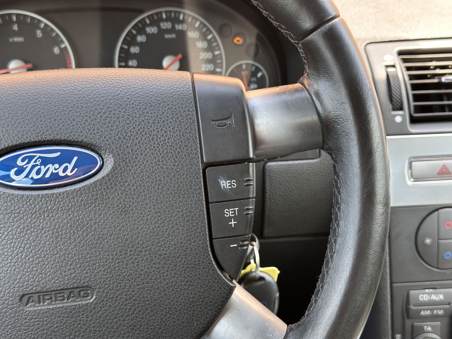 Ford Mondeo 1.8-16V Platinum | Handel/Export | Afneembare Trekhaak | Cruise Control | Parkeersensoren Achter | Stoelverwarming | Voorruit Verwarming | Lichtmetaal 16" |